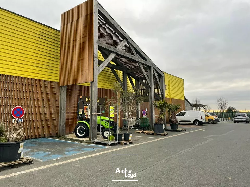 MURS A VENDRE NIORT ECHIRE 79 AVEC TRES BELLE VISIBILITE FACILE D'ACCES 