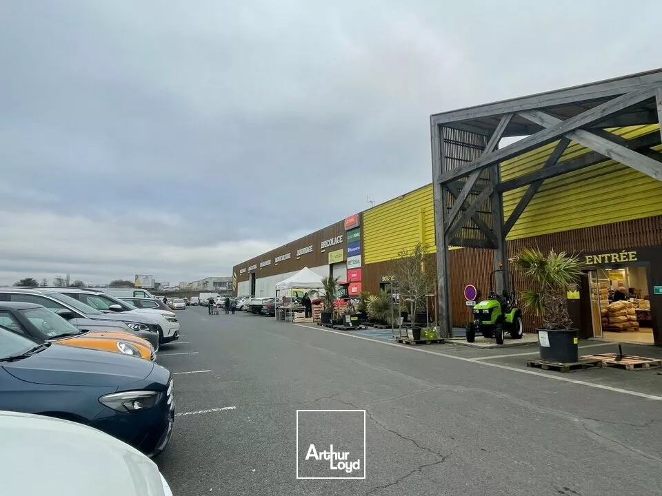 MURS A VENDRE NIORT ECHIRE 79 AVEC TRES BELLE VISIBILITE FACILE D'ACCES 