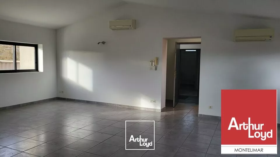 MONTELIMAR SUD - DANS UN RETAIL PARK AVEC COMMERCES - A LOUER BUREAUX AU PREMIER ETAGE