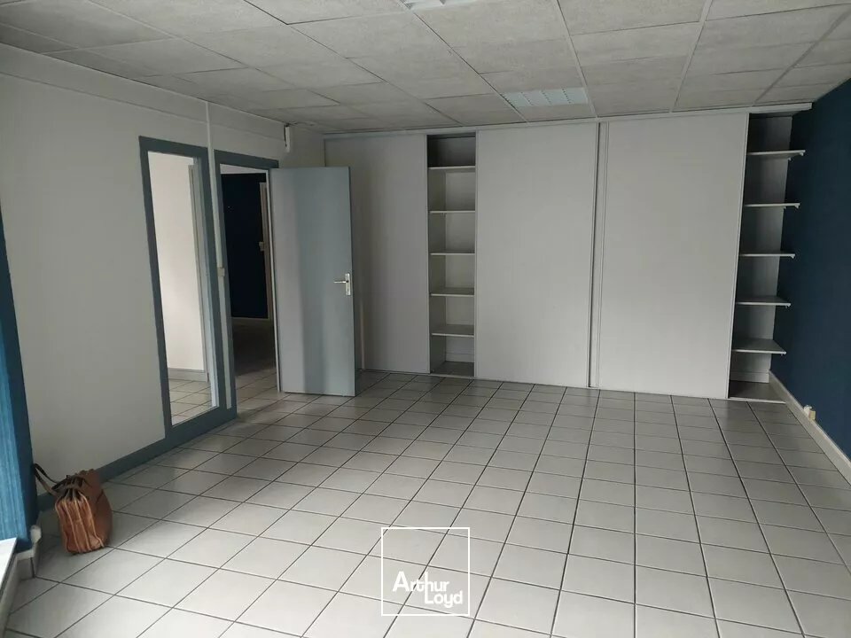 LOCAL PROFESSIONNEL 67 M² CLERMONT-FD A LOUER