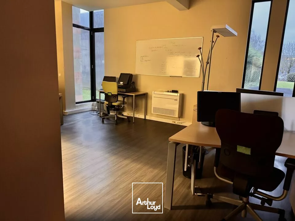 TOURS SUD - SAINT-AVERTIN GRANGES GALAND - A LOUER BUREAUX DE 241 M² - PARKING COMMUN