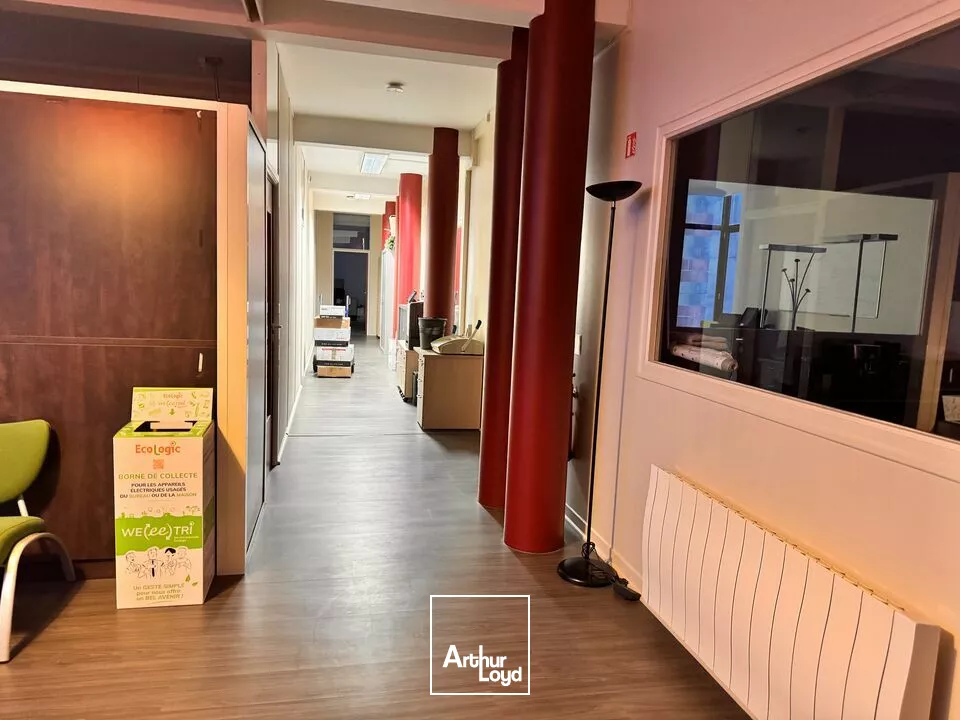 TOURS SUD - SAINT-AVERTIN GRANGES GALAND - A LOUER BUREAUX DE 241 M² - PARKING COMMUN