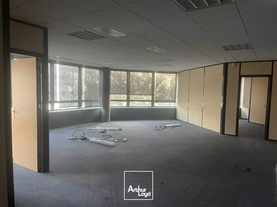 PLATEAUX DE BUREAUX 832 m2 + parkings privatifs