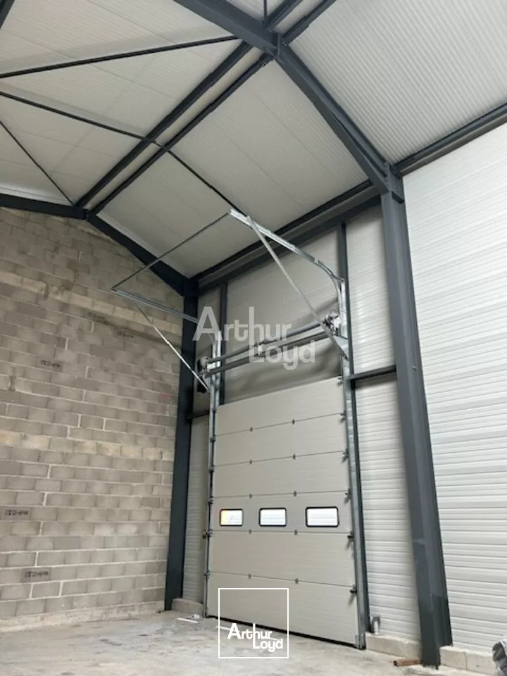 Périphérie Nord de Vichy, dans nouvelle zone d'activité, 400m2 divisible à louer / NEUF