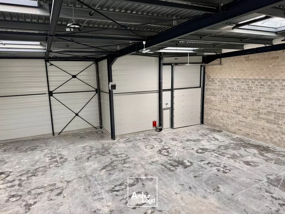 A VENDRE - ENTRÉE DE VILLE - Locaux d'activité neufs, d'une surface de 1 538 m2, (divisible 366 m2)