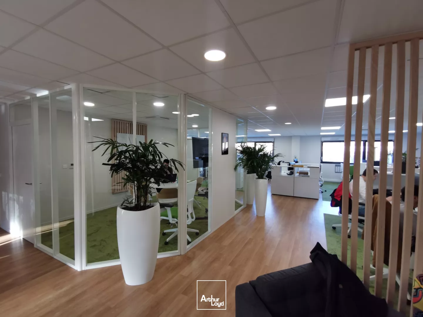 Plateau de bureaux quasi neuf, bien distribué et parfaitement équipé.