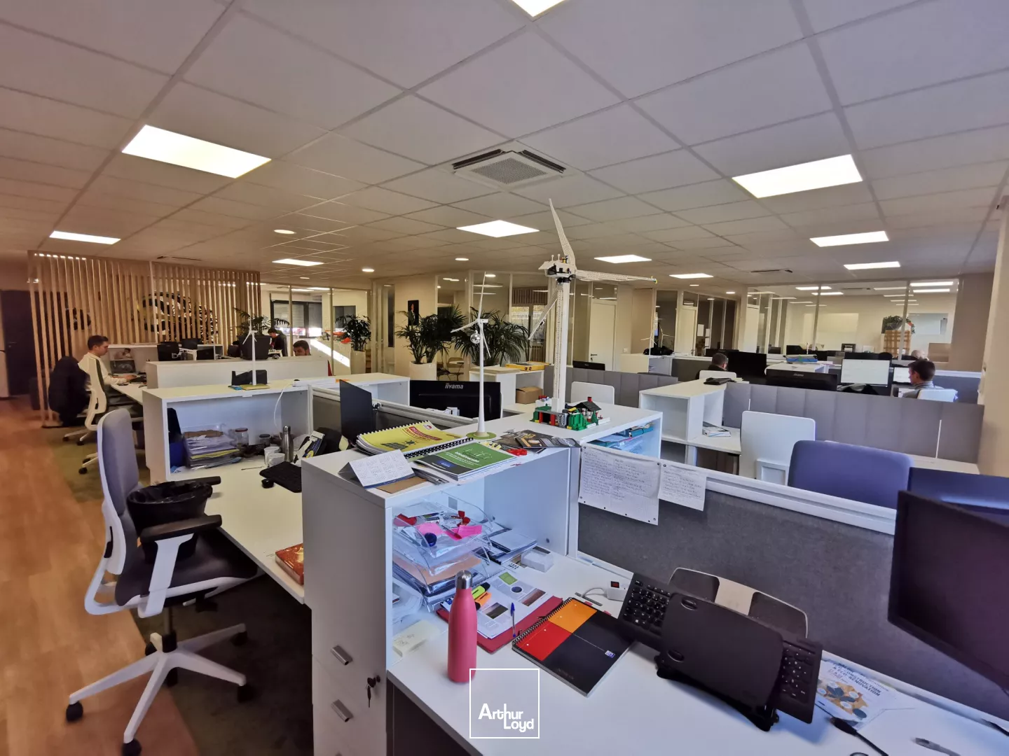 Plateau de bureaux quasi neuf, bien distribué et parfaitement équipé.
