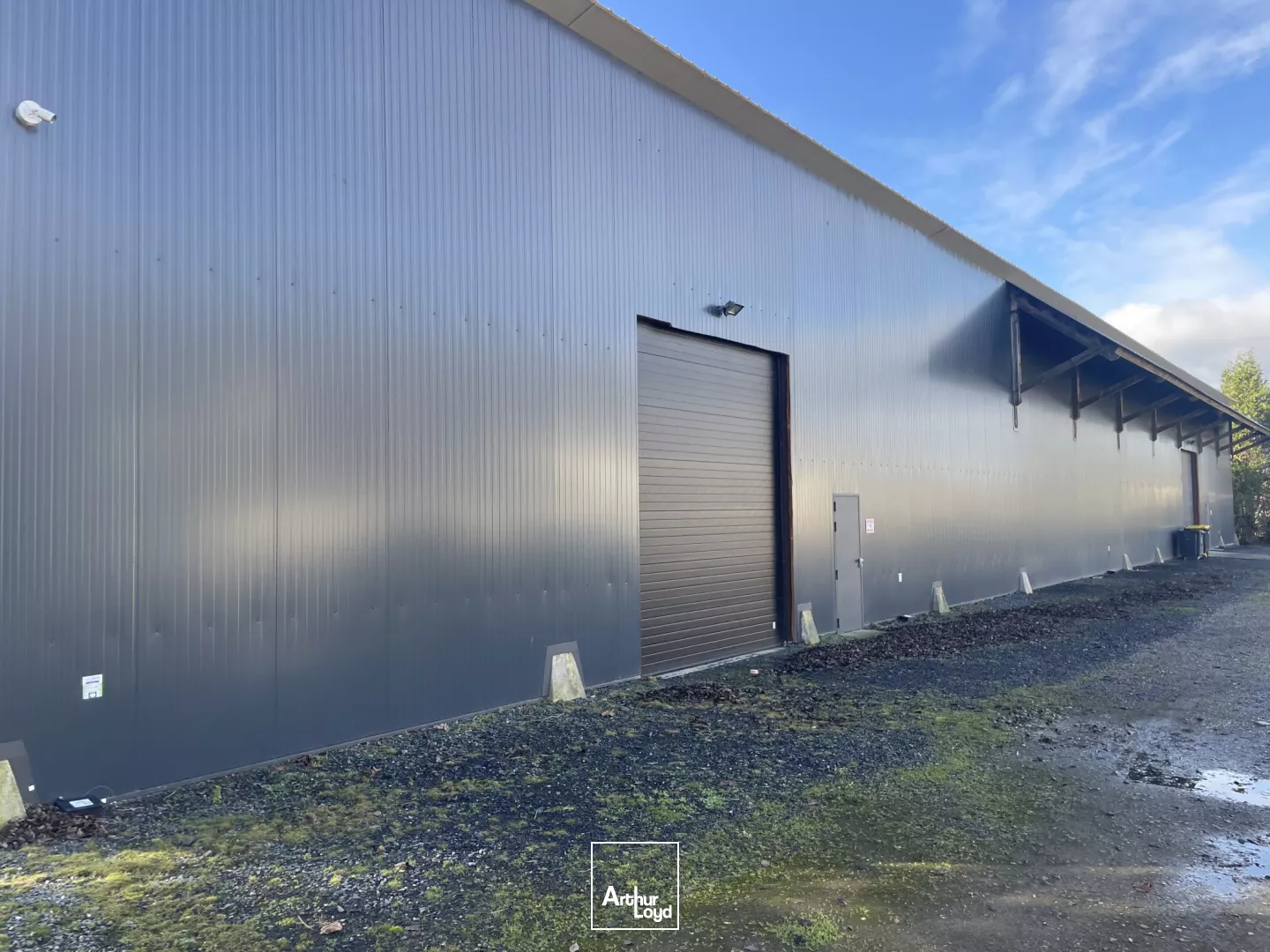 Environ 600m2 de locaux d'activité à Louer à Breteuil avec environ 120m2 de bureaux et surfaces de stockage exterieure.