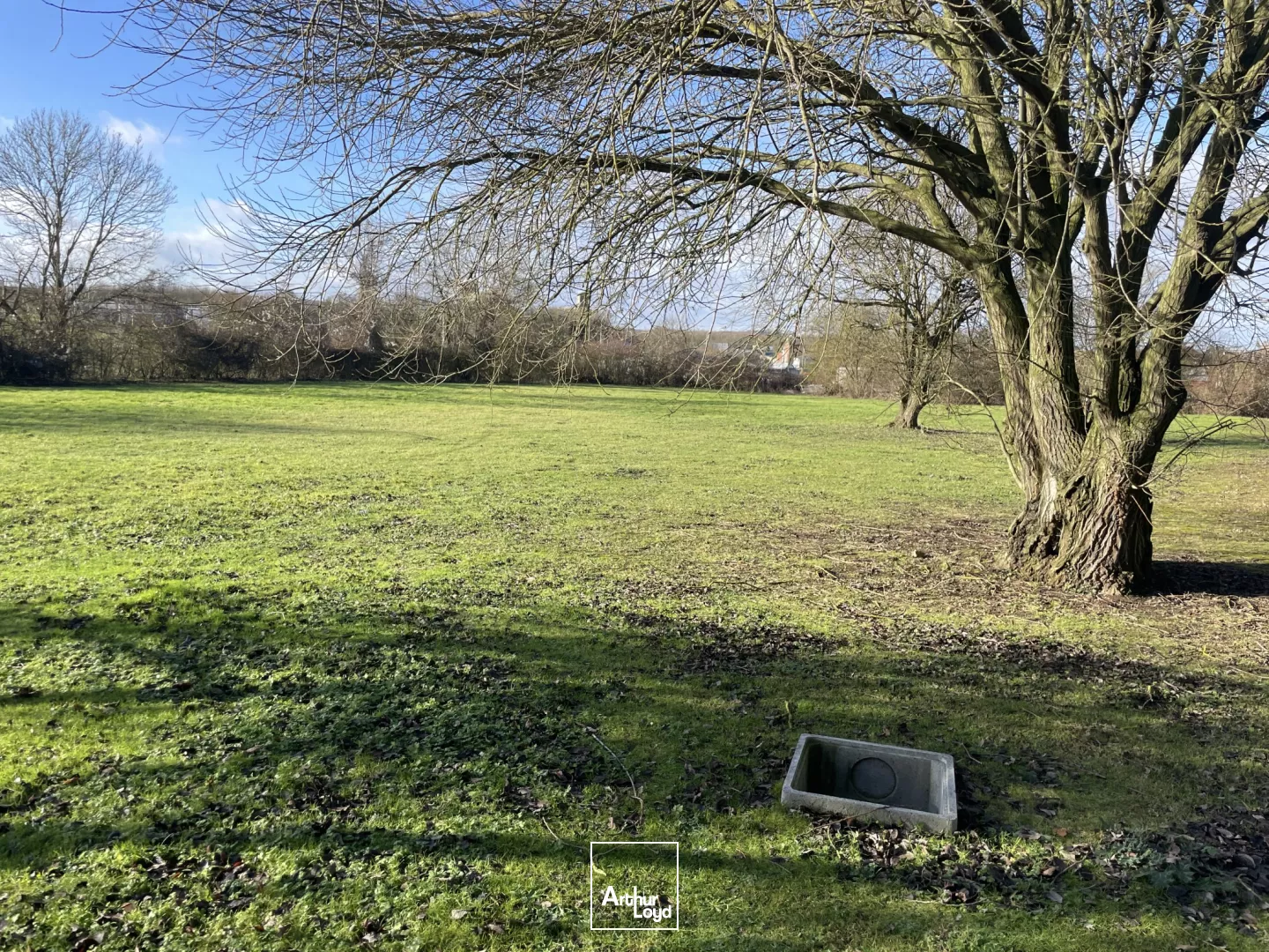 Environ 600m2 de locaux d'activité à Louer à Breteuil avec environ 120m2 de bureaux et surfaces de stockage exterieure.