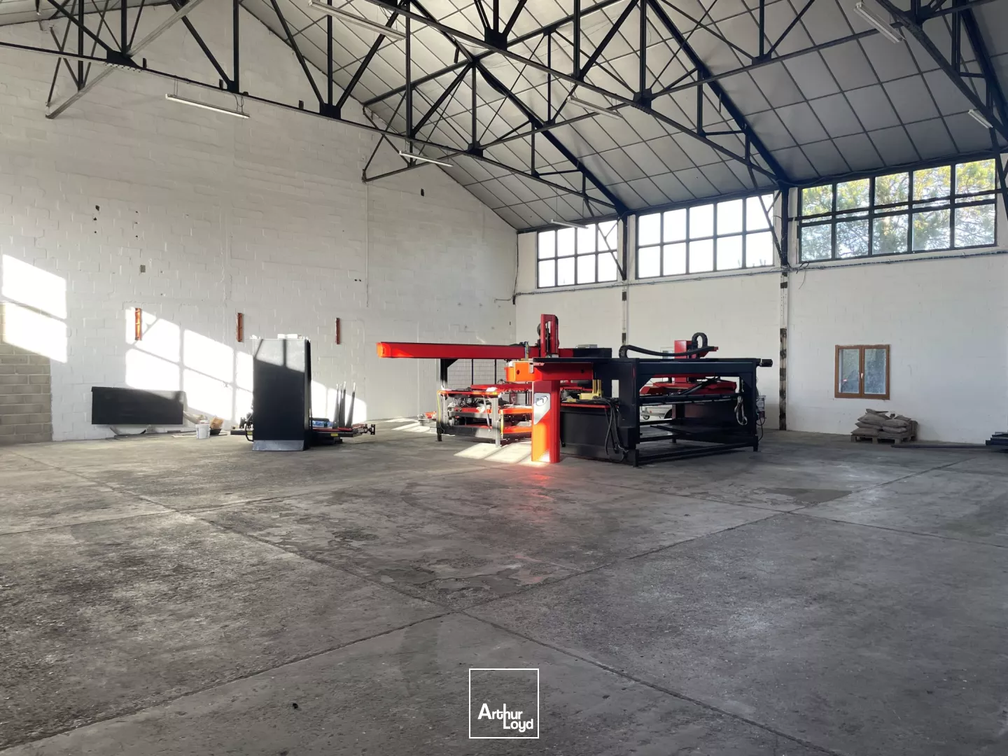 Environ 600m2 de locaux d'activité à Louer à Breteuil avec environ 120m2 de bureaux et surfaces de stockage exterieure.