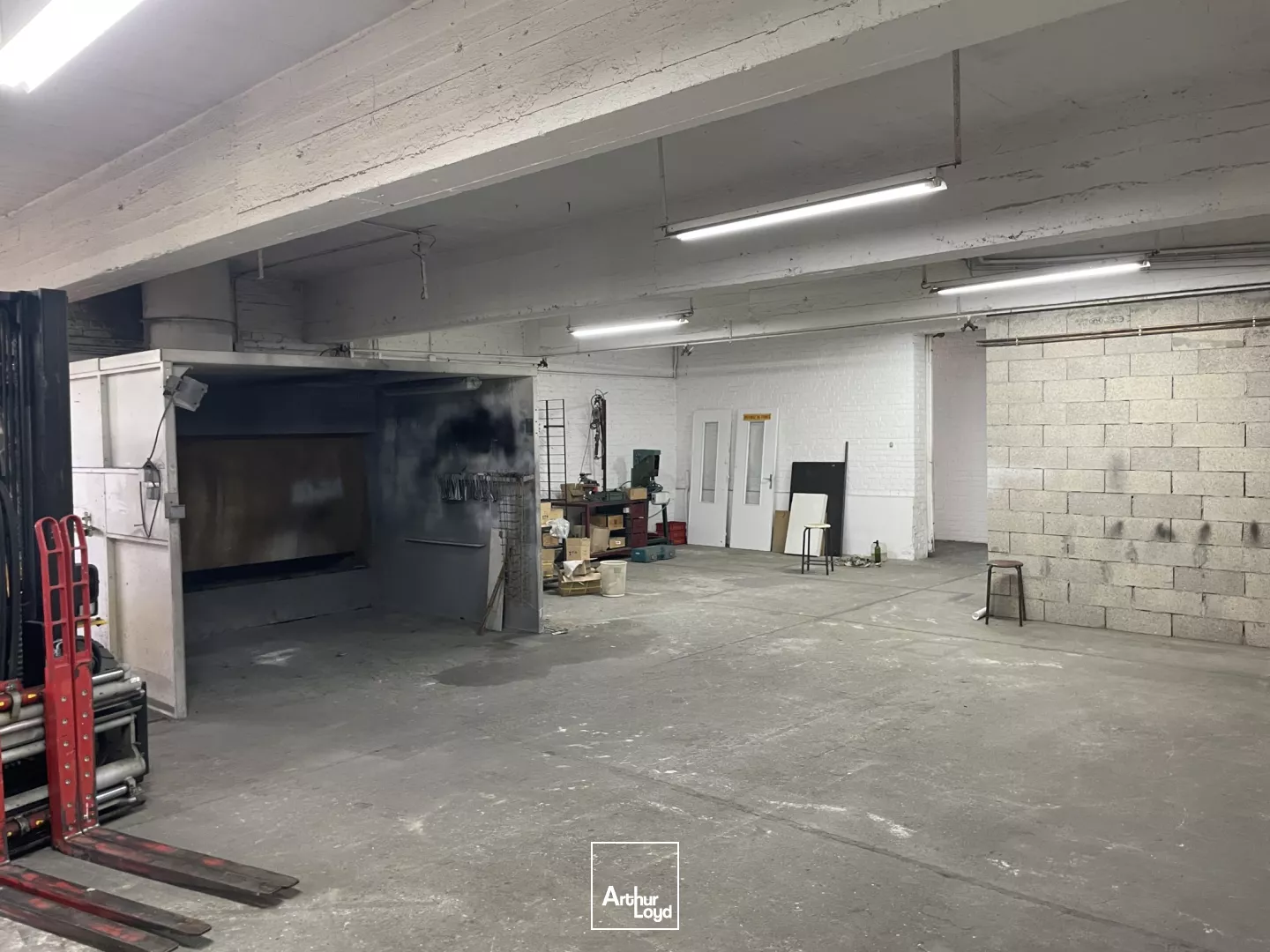 Environ 600m2 de locaux d'activité à Louer à Breteuil avec environ 120m2 de bureaux et surfaces de stockage exterieure.