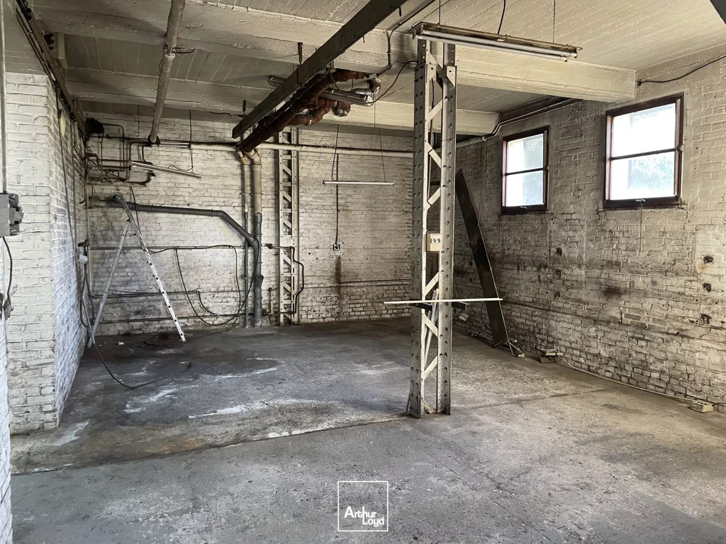 Environ 600m2 de locaux d'activité à Louer à Breteuil avec environ 120m2 de bureaux et surfaces de stockage exterieure.