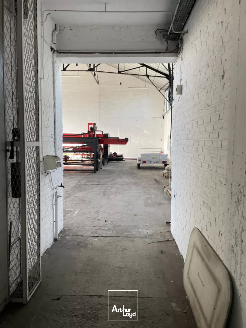 Environ 600m2 de locaux d'activité à Louer à Breteuil avec environ 120m2 de bureaux et surfaces de stockage exterieure.