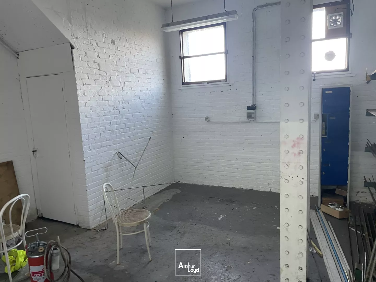 Environ 600m2 de locaux d'activité à Louer à Breteuil avec environ 120m2 de bureaux et surfaces de stockage exterieure.