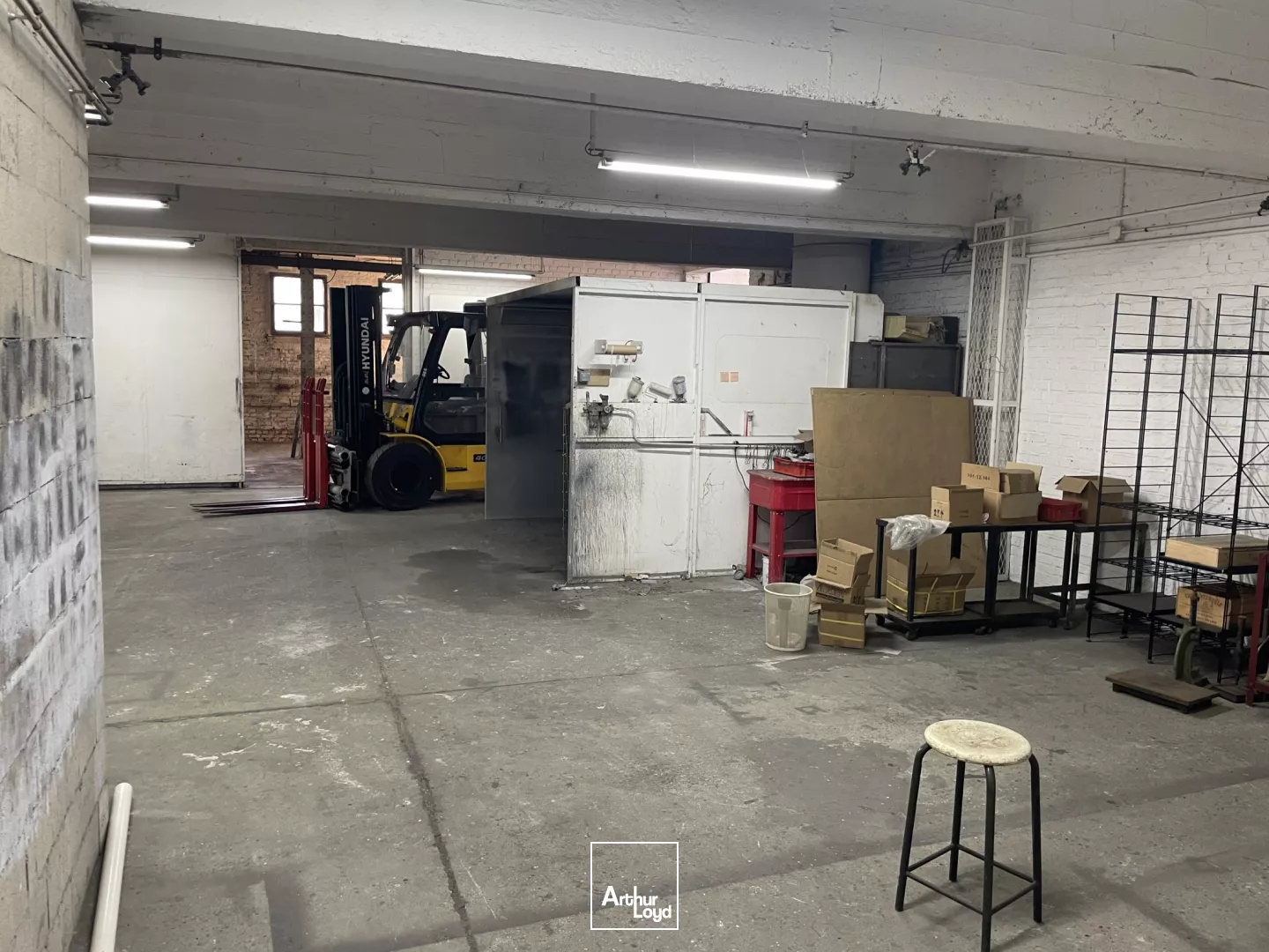 Environ 600m2 de locaux d'activité à Louer à Breteuil avec environ 120m2 de bureaux et surfaces de stockage exterieure.