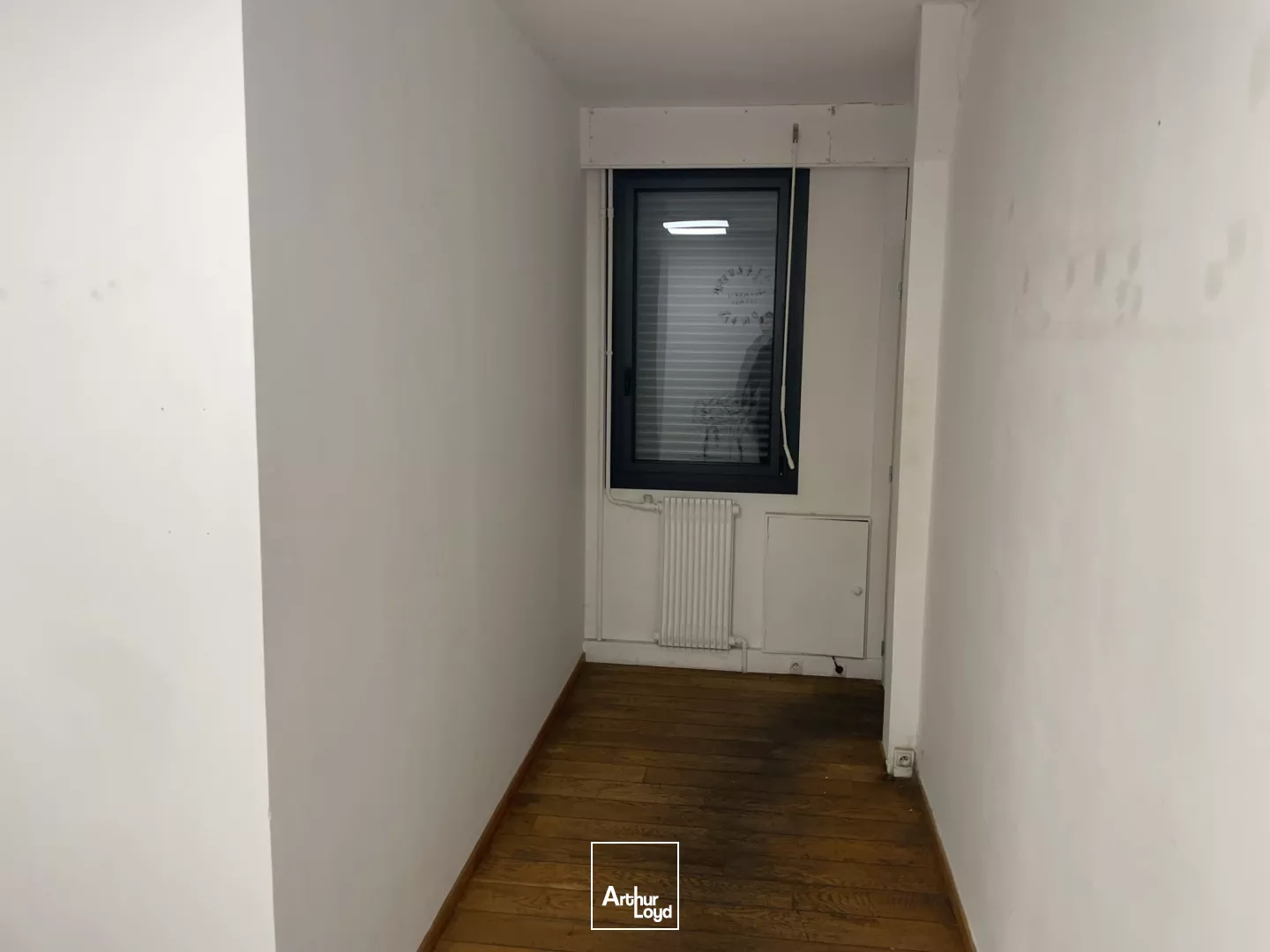 Environ 600m2 de locaux d'activité à Louer à Breteuil avec environ 120m2 de bureaux et surfaces de stockage exterieure.