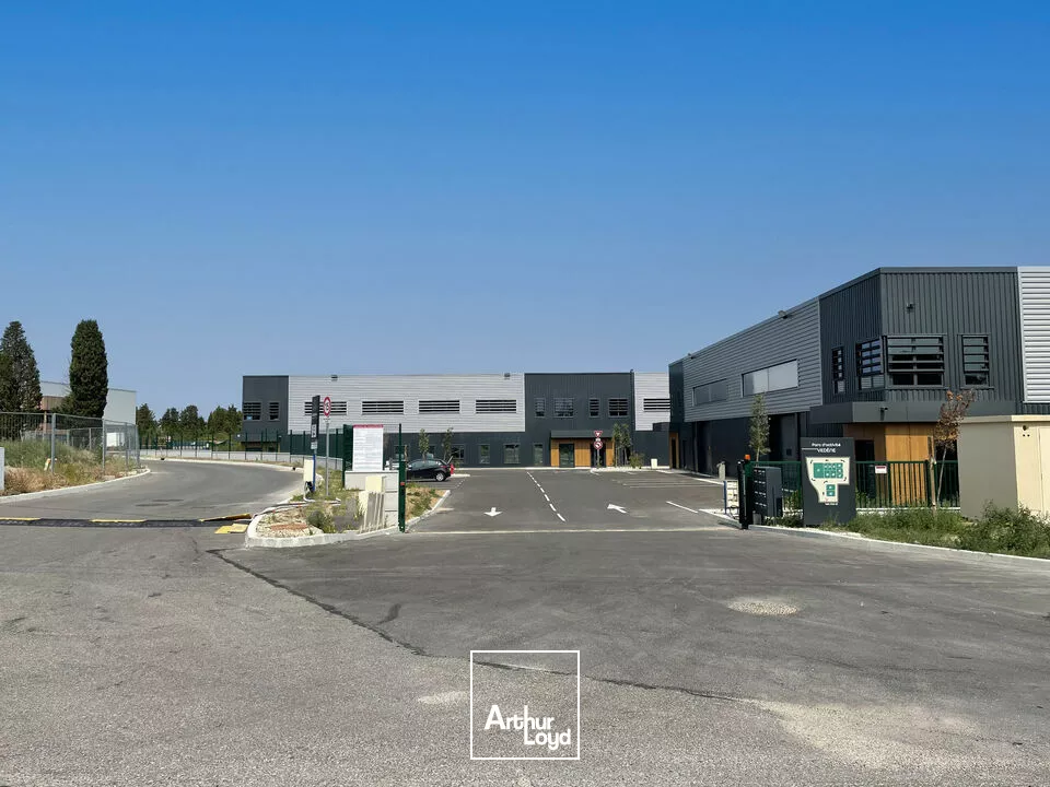 À louer - Local d'activité 940 m² avec bureaux - Vedène / Avignon Nord - Position stratégique A7 / D942