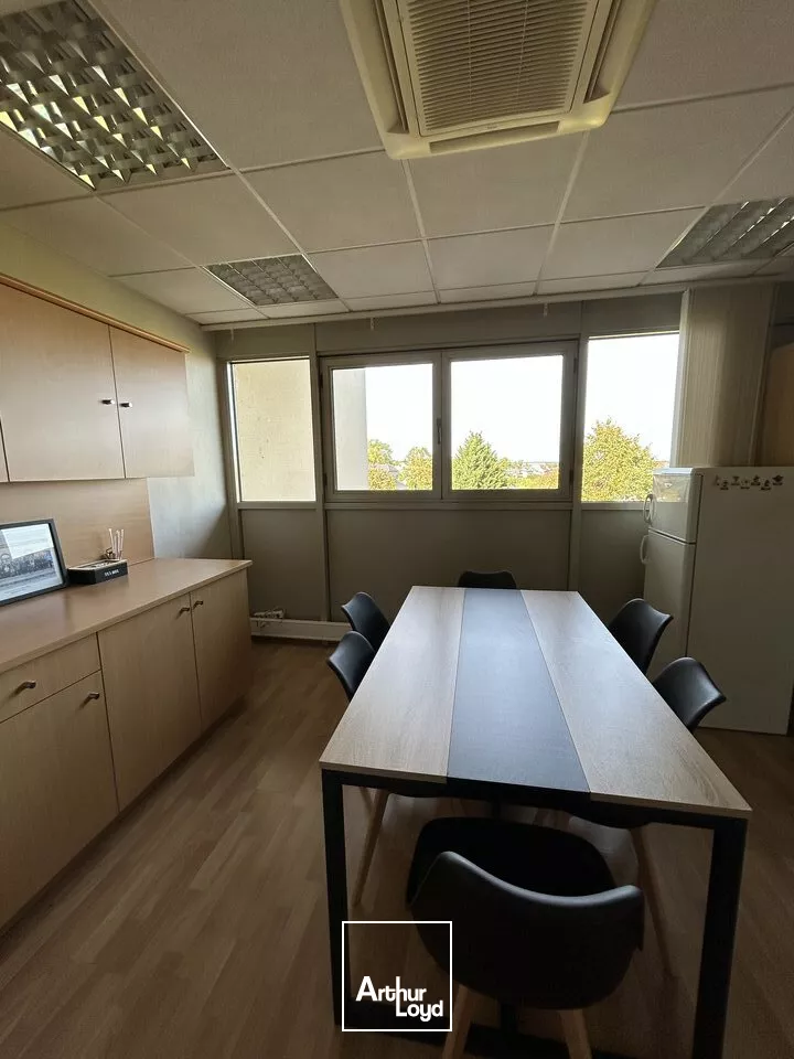 BUREAUX à LOUER de 879 m²