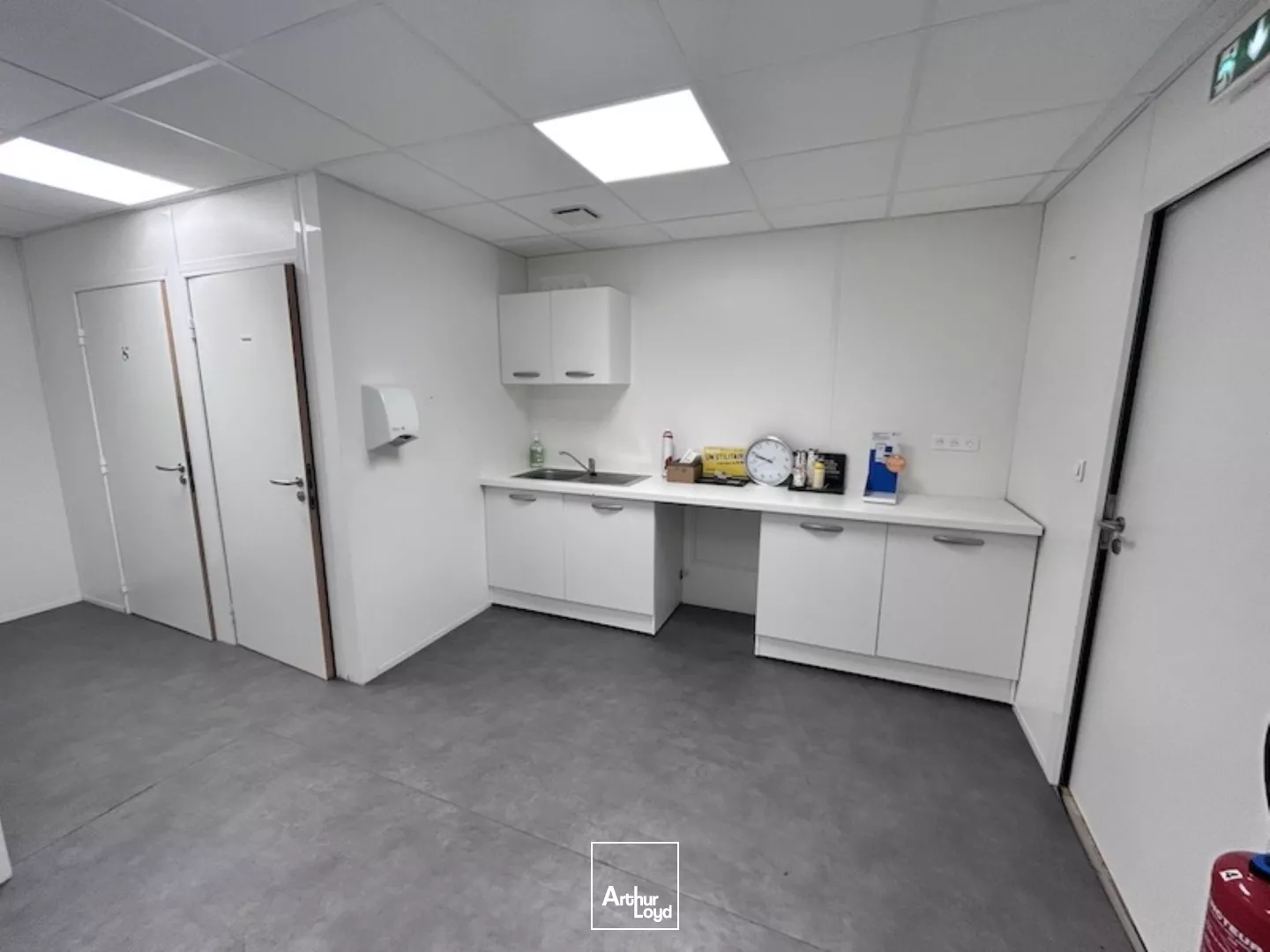 BOURG EN BRESSE - LOCAL COMMERCIAL - FACADE BOULEVARD