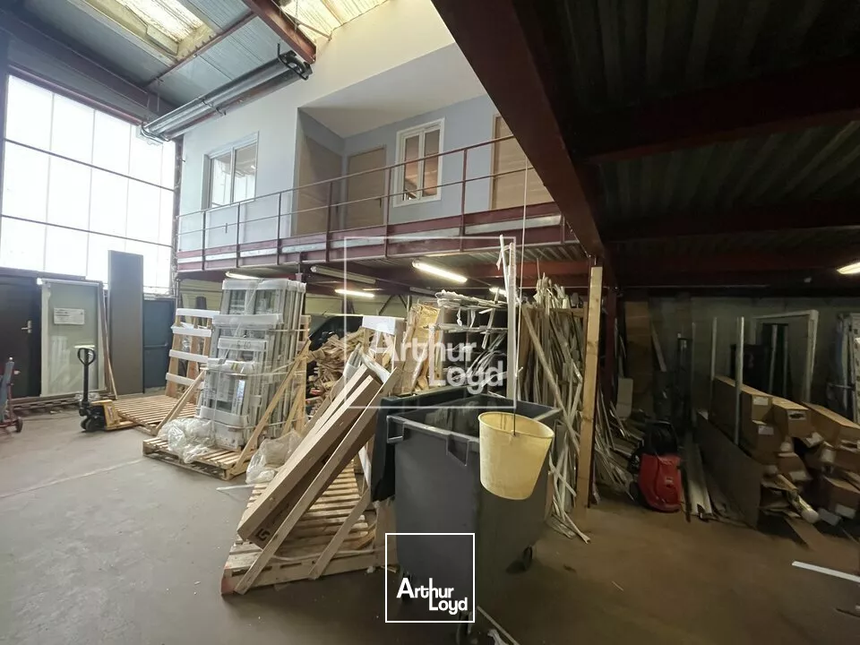 Local d'activité - Parking fermé 