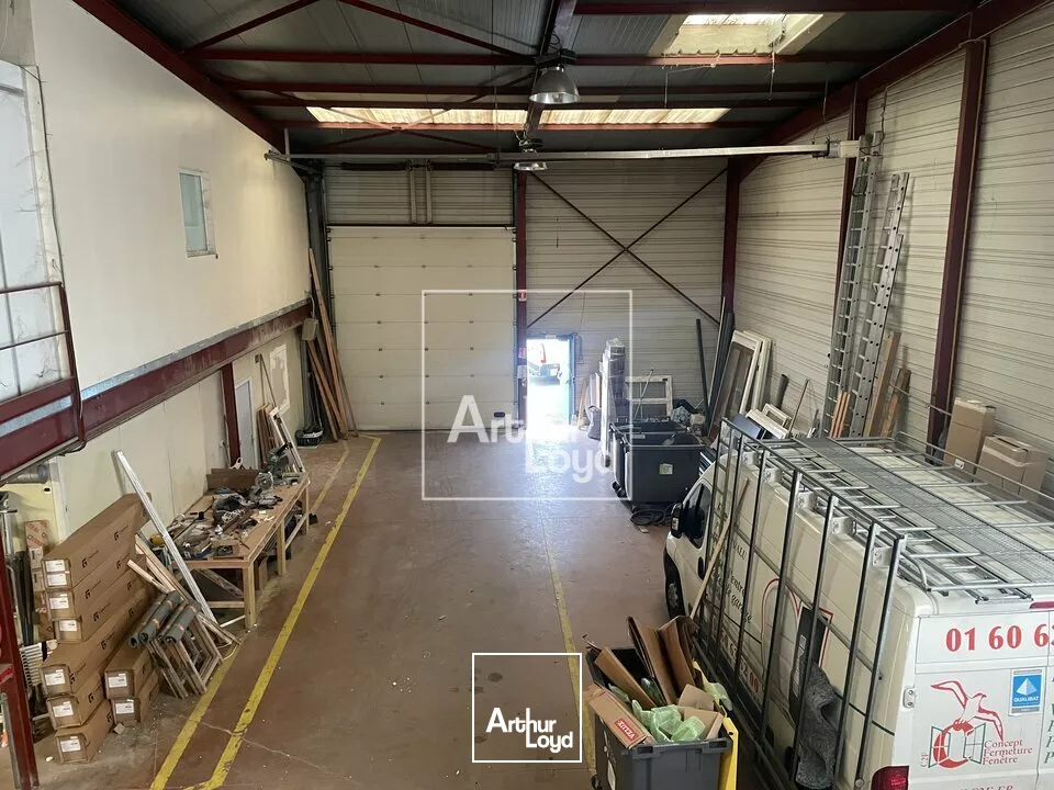 Local d'activité - Parking fermé 