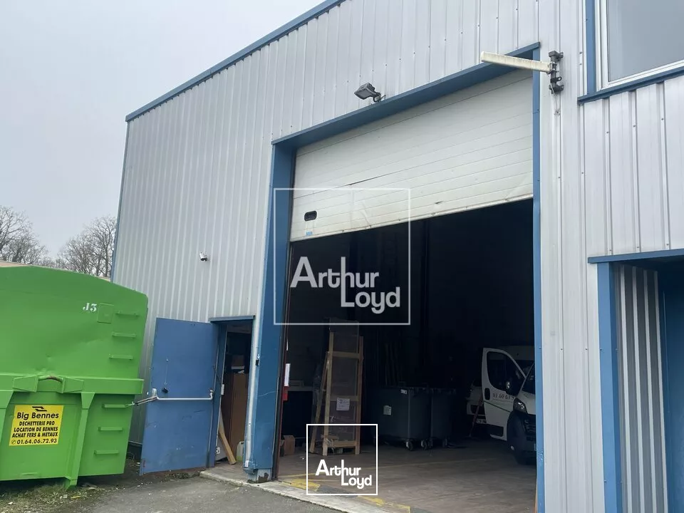 Local d'activité - Parking fermé 