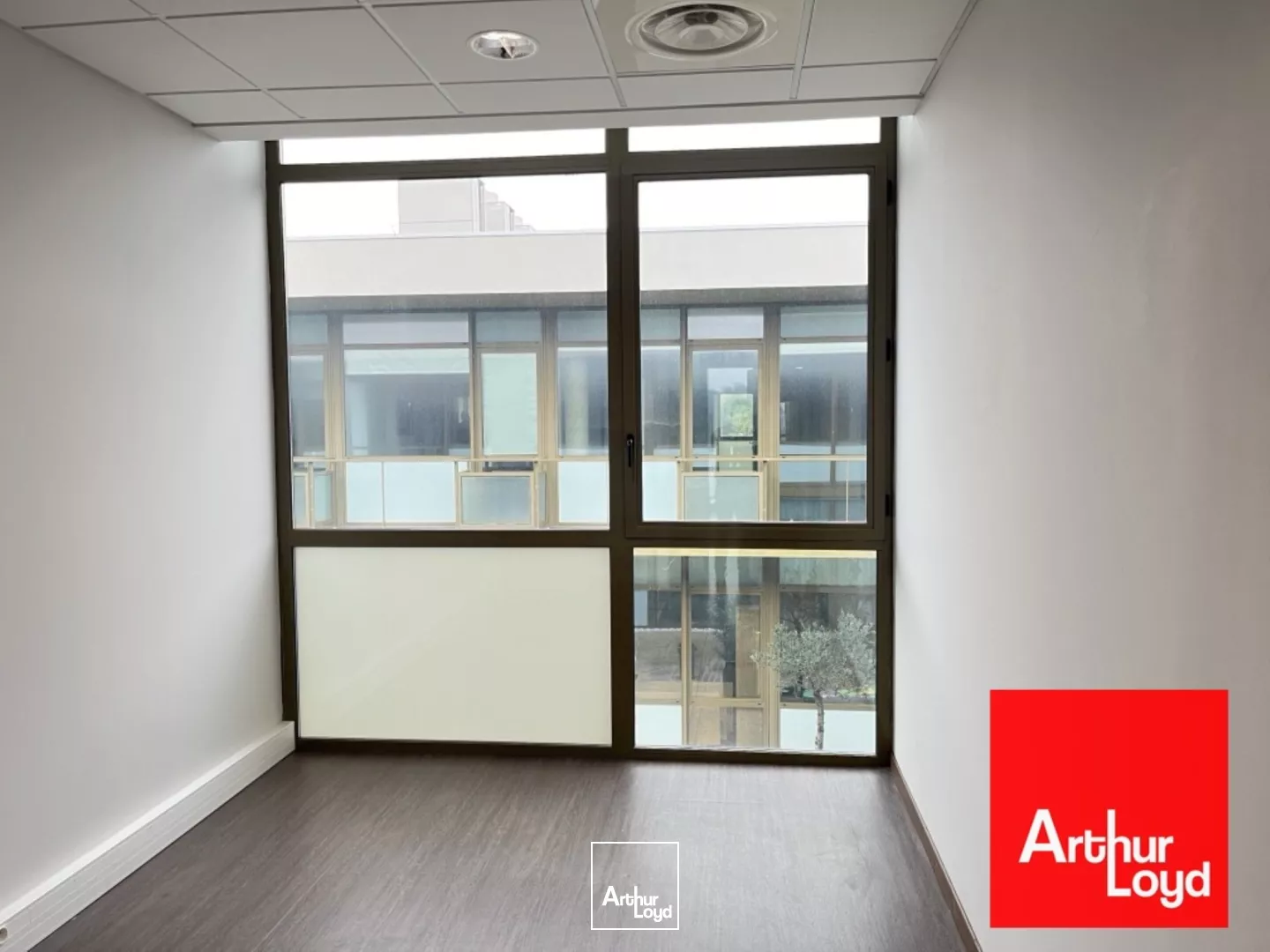 BUREAUX QUALITATIFS CLOISONNES A LOUER PARC DE L'AEROPORT MAUGUIO -MONTPELLIER