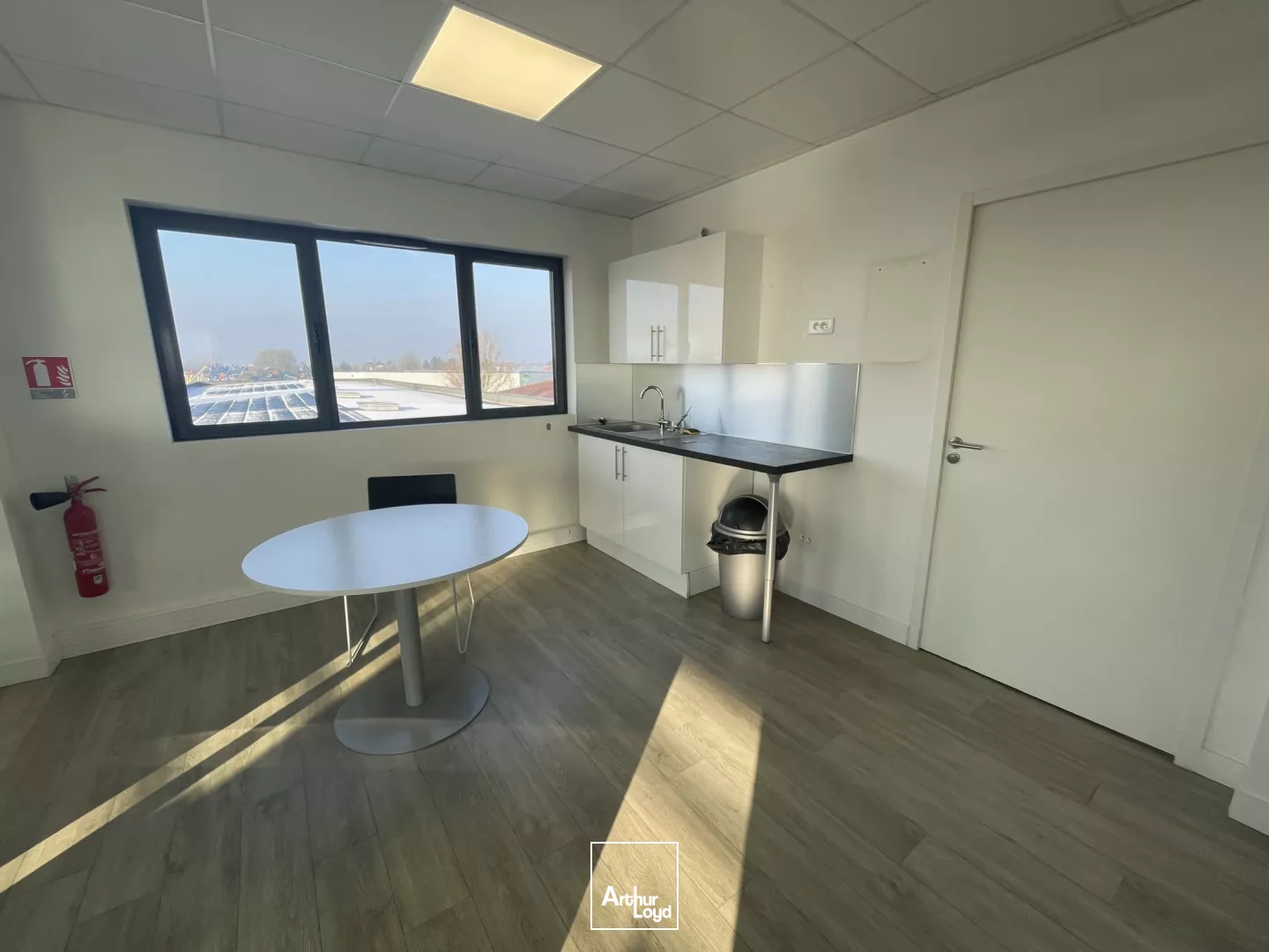 À louer : bureaux lumineux et aménagés - accès direct A1 - prestations haut de gamme
