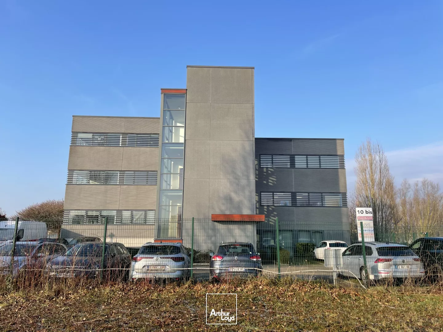 À louer : bureaux lumineux et aménagés - accès direct A1 - prestations haut de gamme