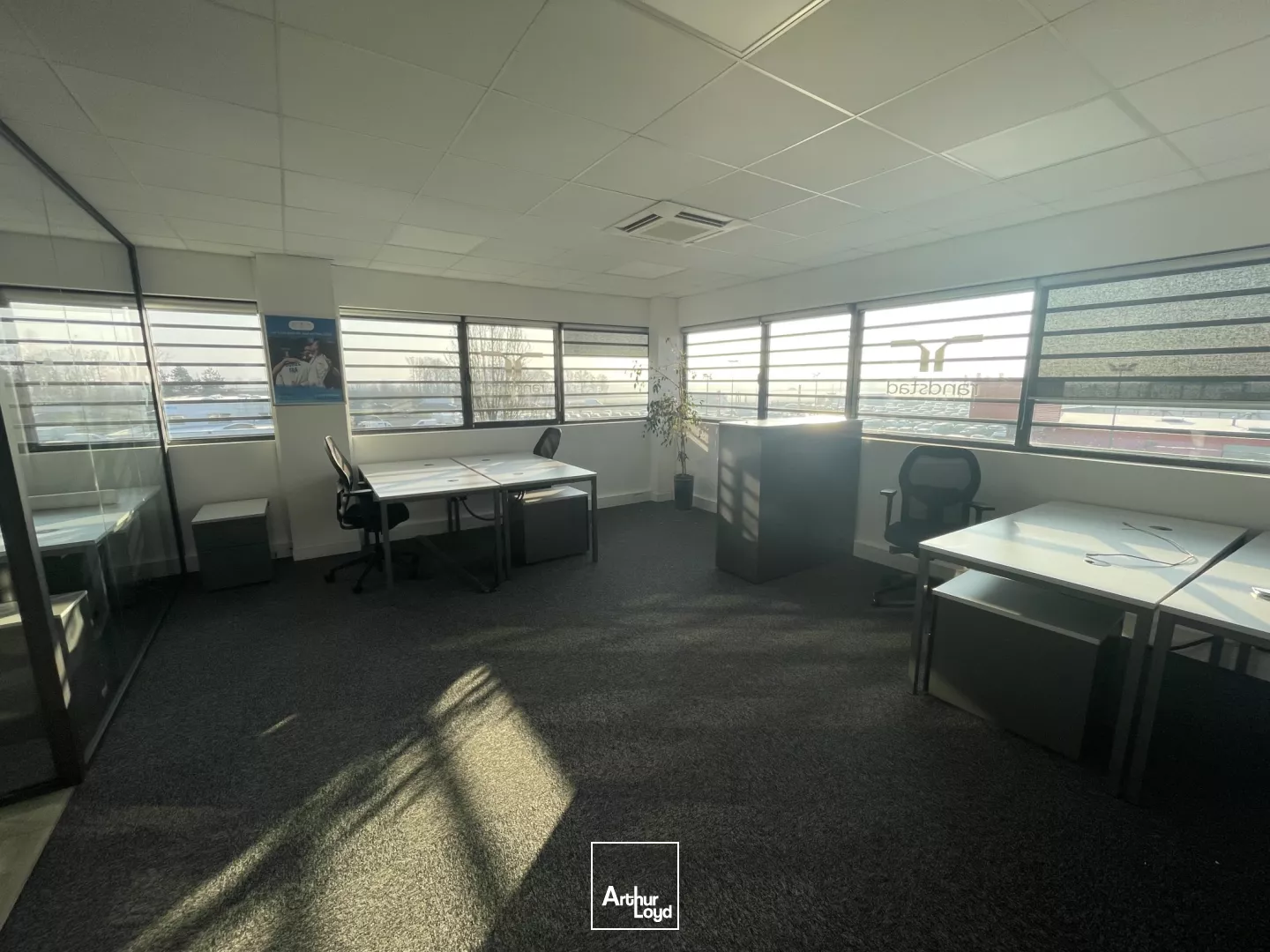 À louer : bureaux lumineux et aménagés - accès direct A1 - prestations haut de gamme