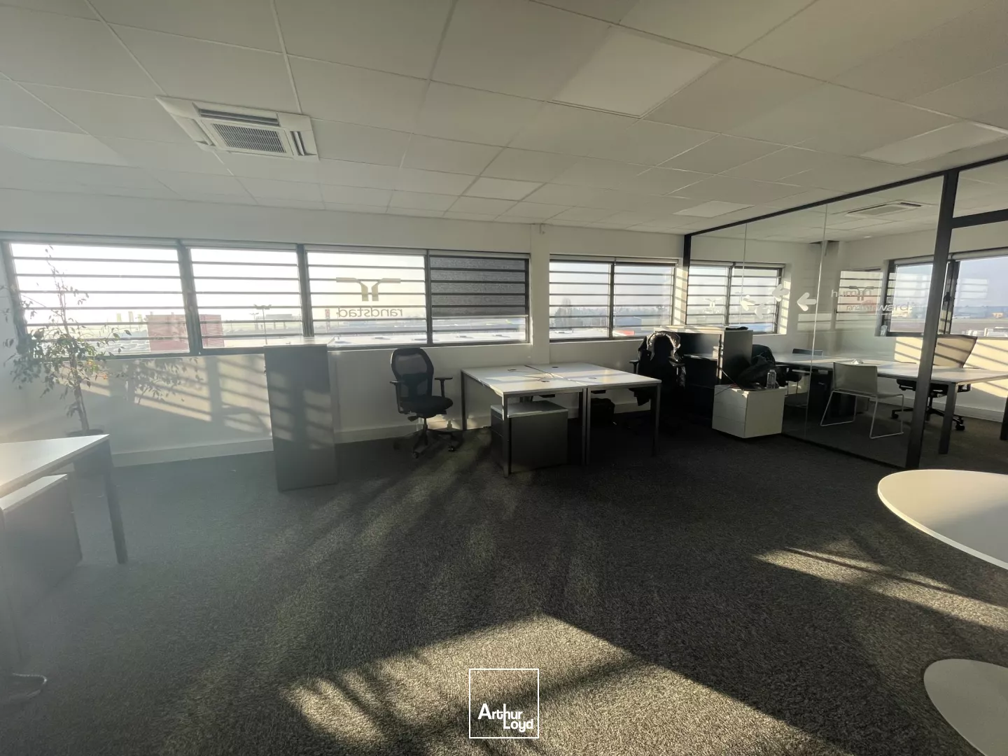 À louer : bureaux lumineux et aménagés - accès direct A1 - prestations haut de gamme