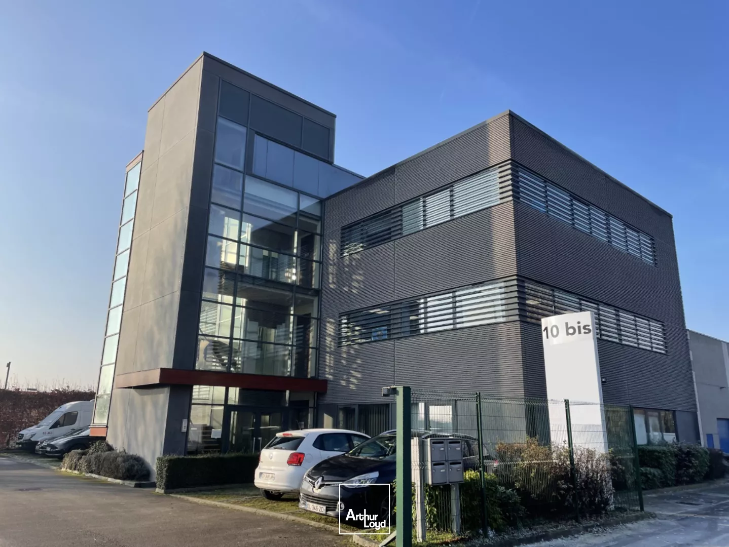 À louer : bureaux lumineux et aménagés - accès direct A1 - prestations haut de gamme