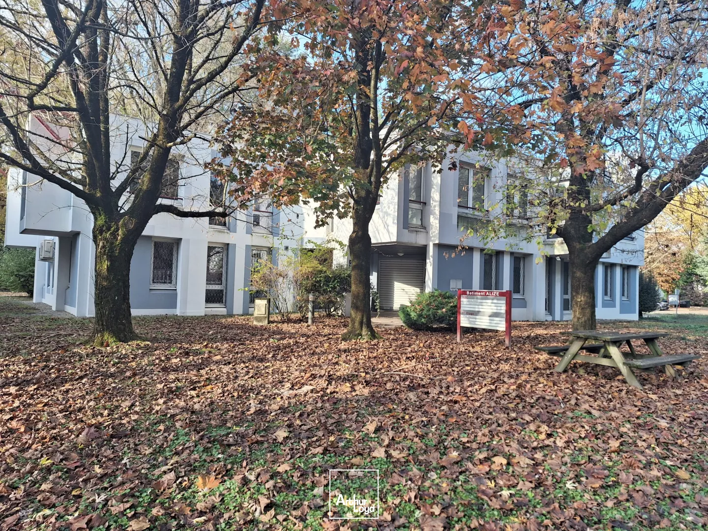 BATIMENT INDEPENDANT BUREAUX A VENDRE ST EGREVE 