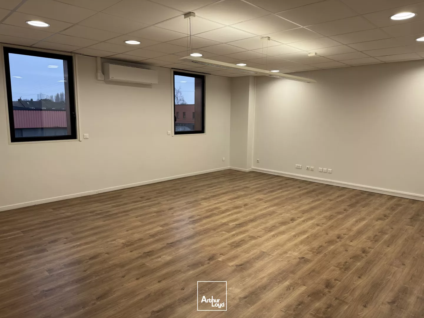 À louer - 2 cellules mixtes showroom / entrepôt / bureaux - Zone de la Pilaterie - Emplacement stratégique à proximité des principaux axes, station de métro à 200 m