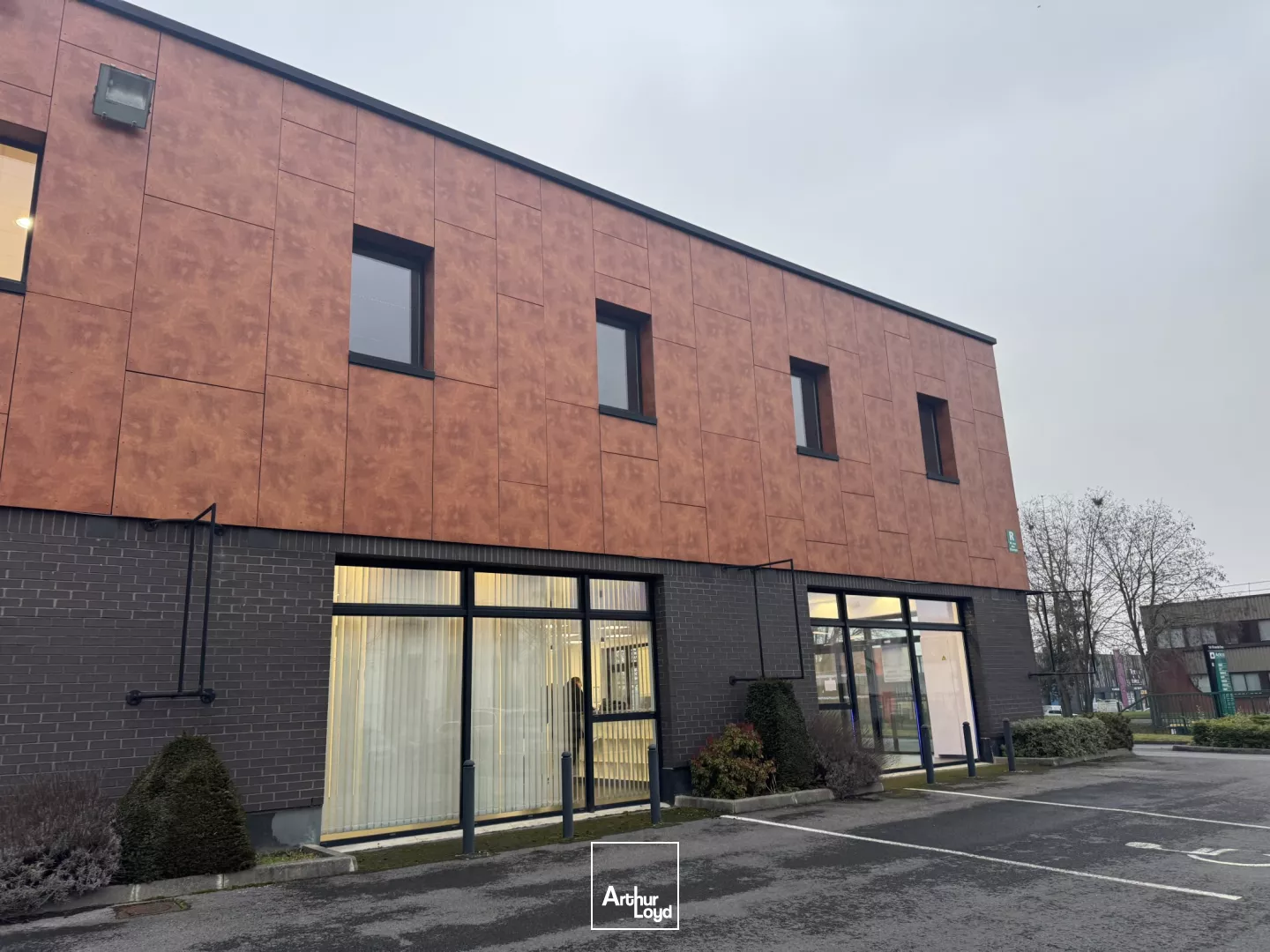 À louer - 2 cellules mixtes showroom / entrepôt / bureaux - Zone de la Pilaterie - Emplacement stratégique à proximité des principaux axes, station de métro à 200 m