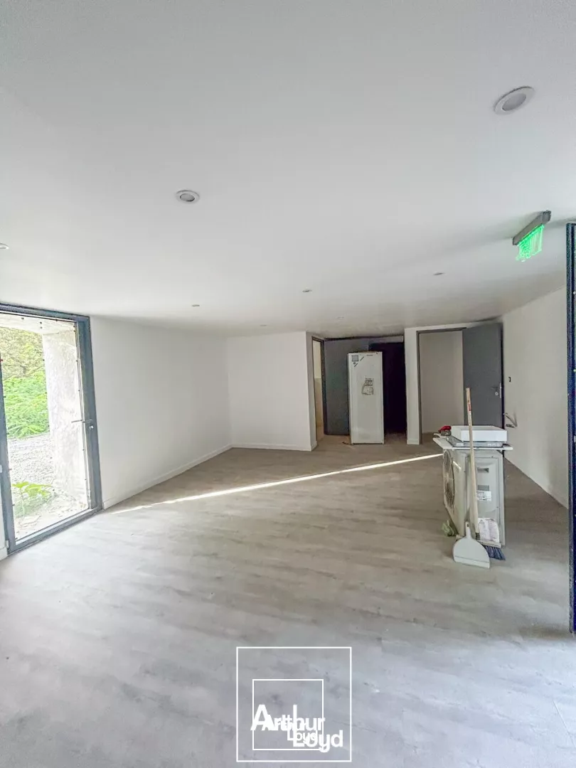 BUREAUX vente à SAINT PANTALEON DE LARCHE 19600