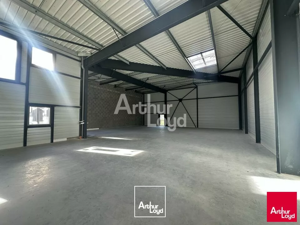 VERN SUR SEICHE - LOCAL D'ACTIVITE A LOUER - 387 M²