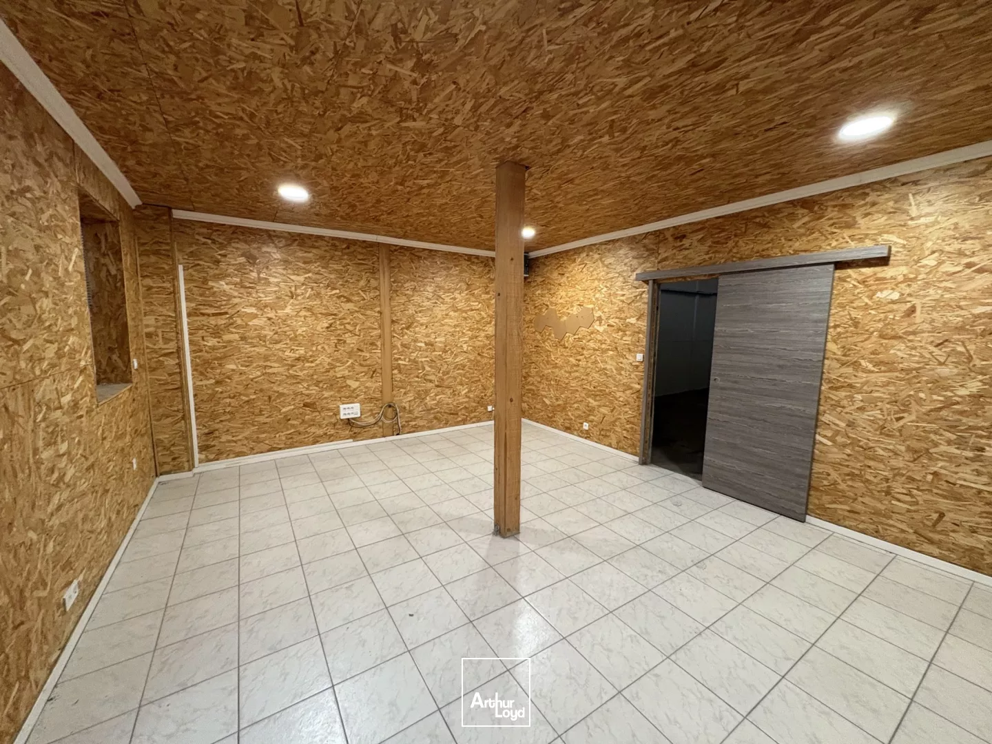 A LOUER CELLULE D'ACTIVITÉ DE 85 SECTEUR CLERMONT