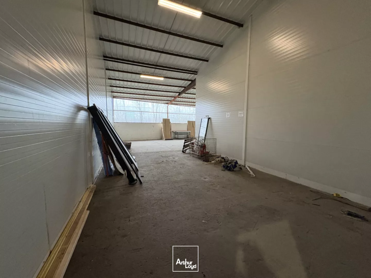 A LOUER CELLULE D'ACTIVITÉ DE 85 SECTEUR CLERMONT