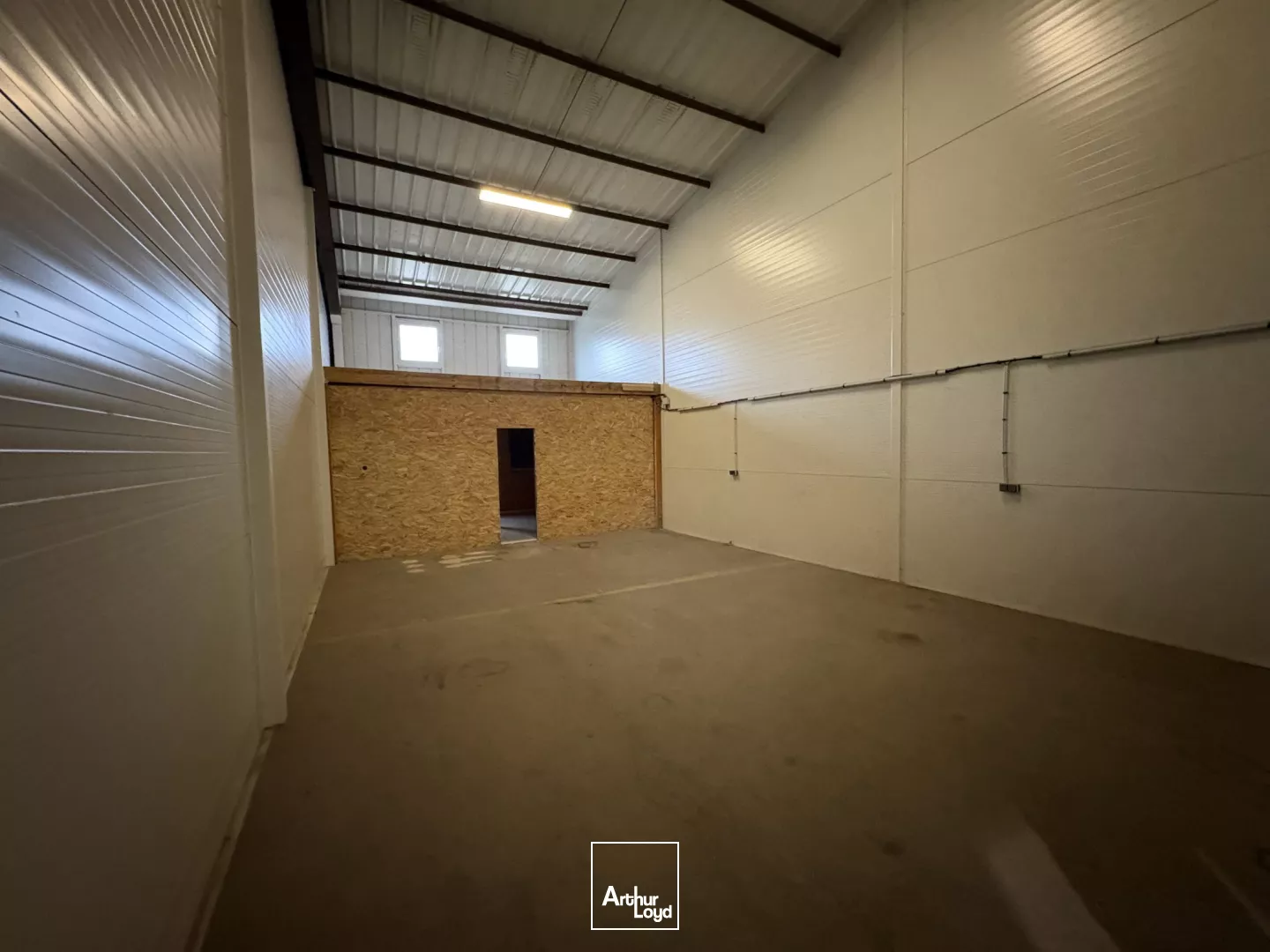 A LOUER CELLULE D'ACTIVITÉ DE 85 SECTEUR CLERMONT