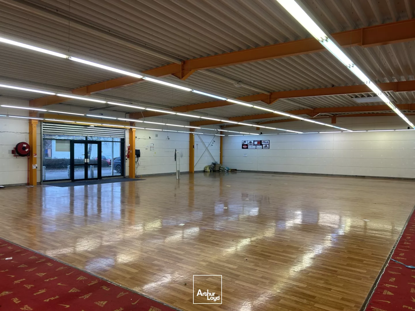 À LOUER - Local commercial 609 m² au coeur d'une zone d'activité dynamique à Flixecourt