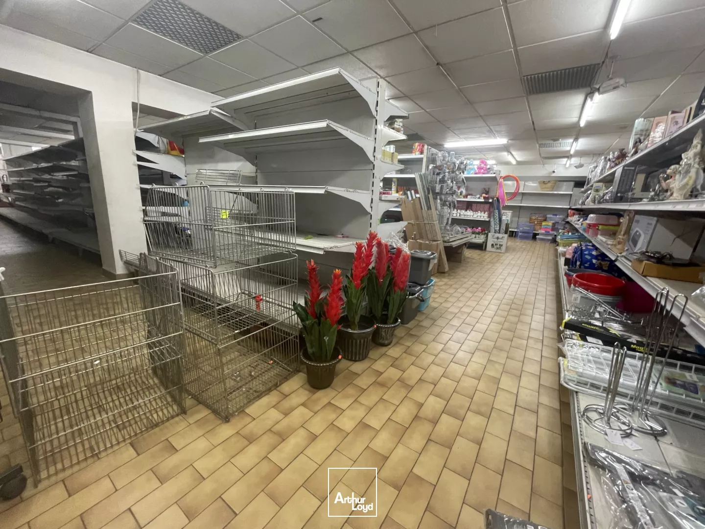 290 m2 de local commercial proche extra centre de Beauvais