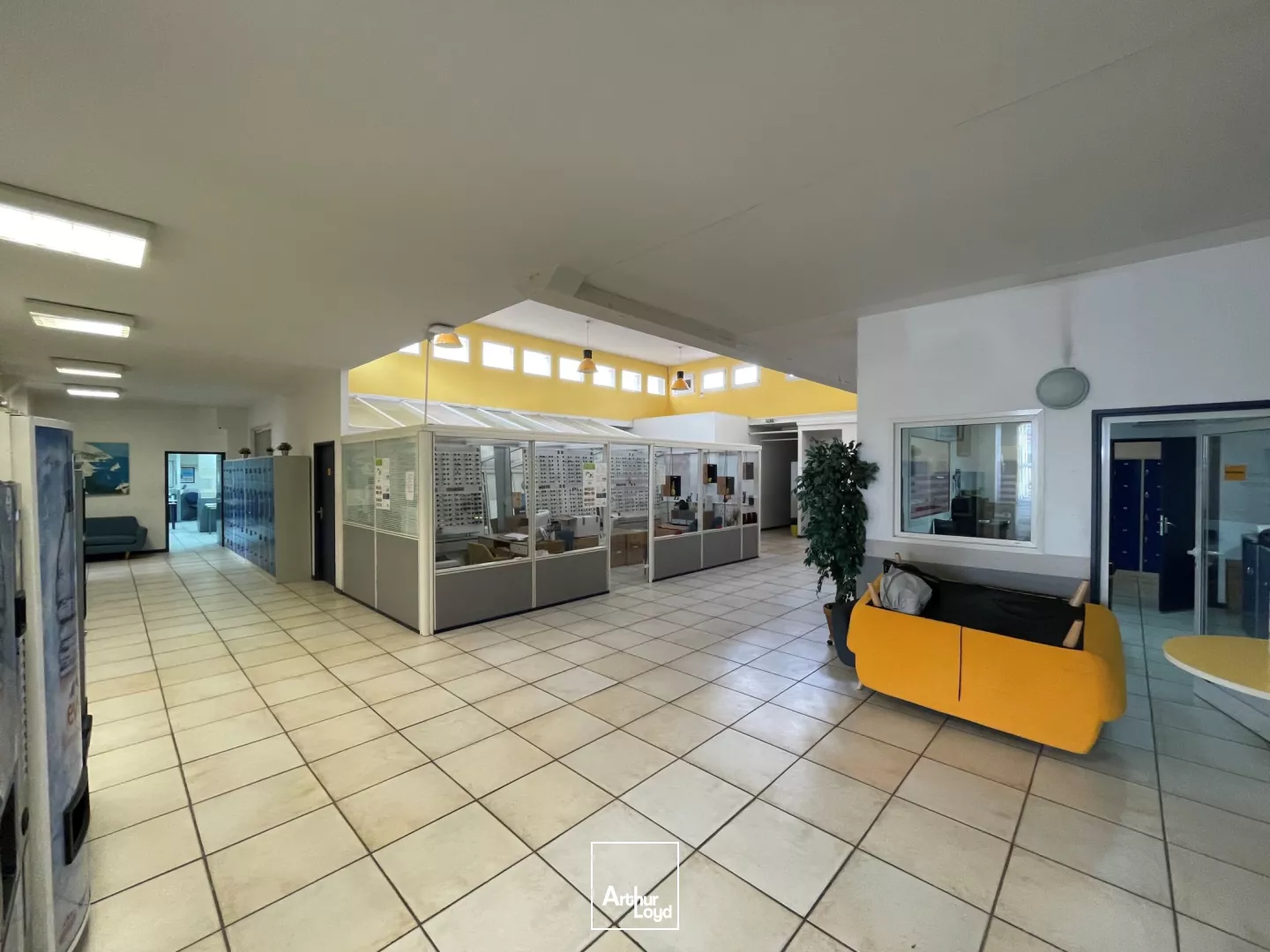 Locaux PMR et ERPables avec extérieur à vendre - Proximité Ste Marguerite - 13010 Marseille