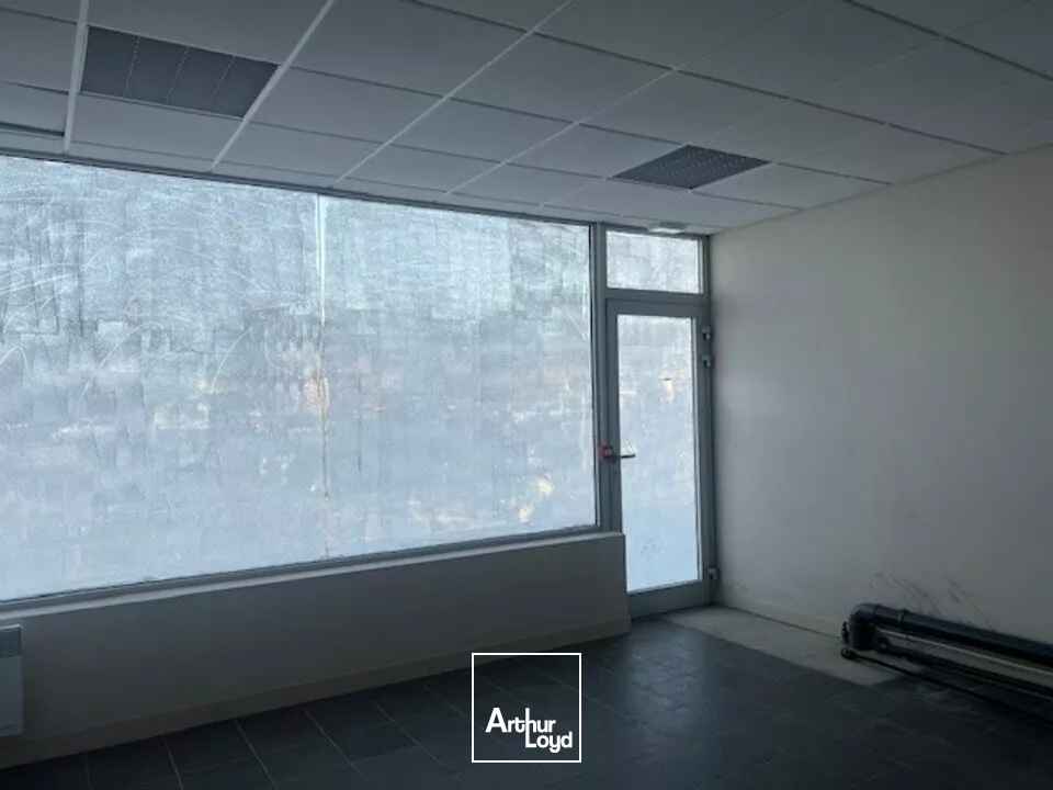 BUREAUX COMMERCIAUX LECLERC THOUARS 107 m² A LOUER
