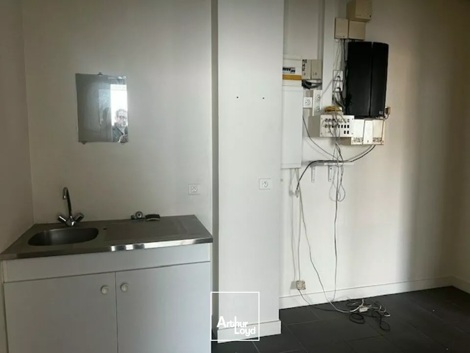 BUREAUX COMMERCIAUX LECLERC THOUARS 107 m² A LOUER