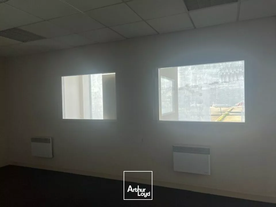 BUREAUX COMMERCIAUX LECLERC THOUARS 107 m² A LOUER