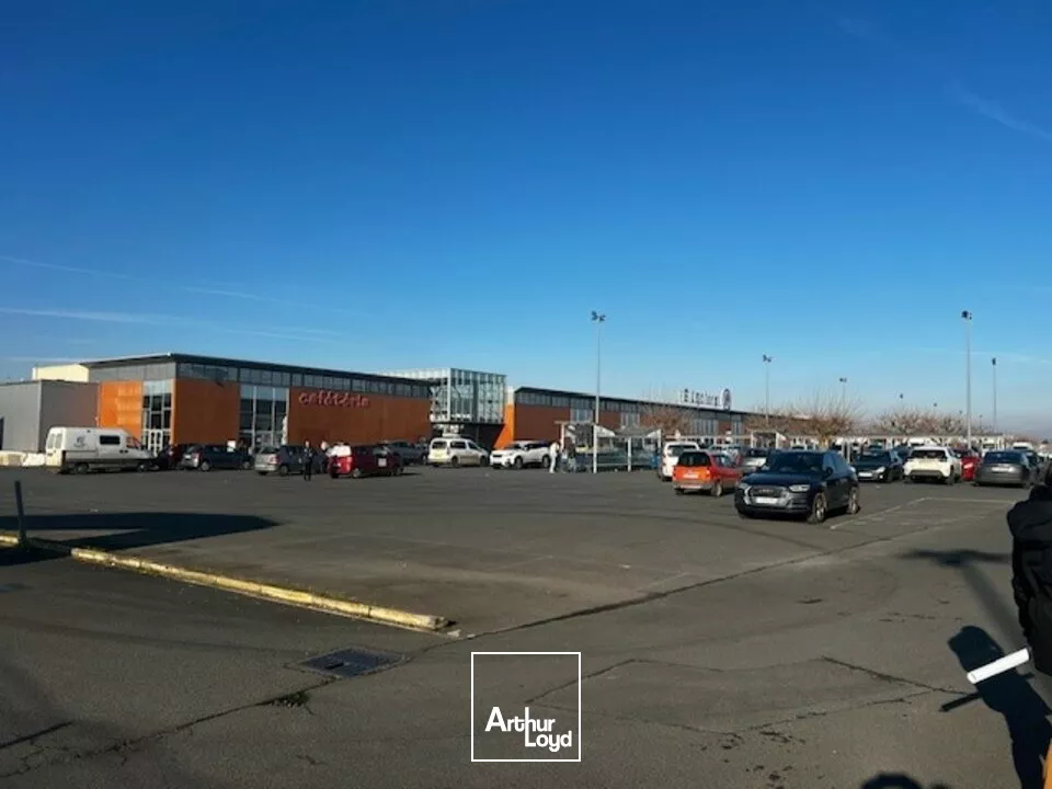 BUREAUX COMMERCIAUX LECLERC THOUARS 107 m² A LOUER