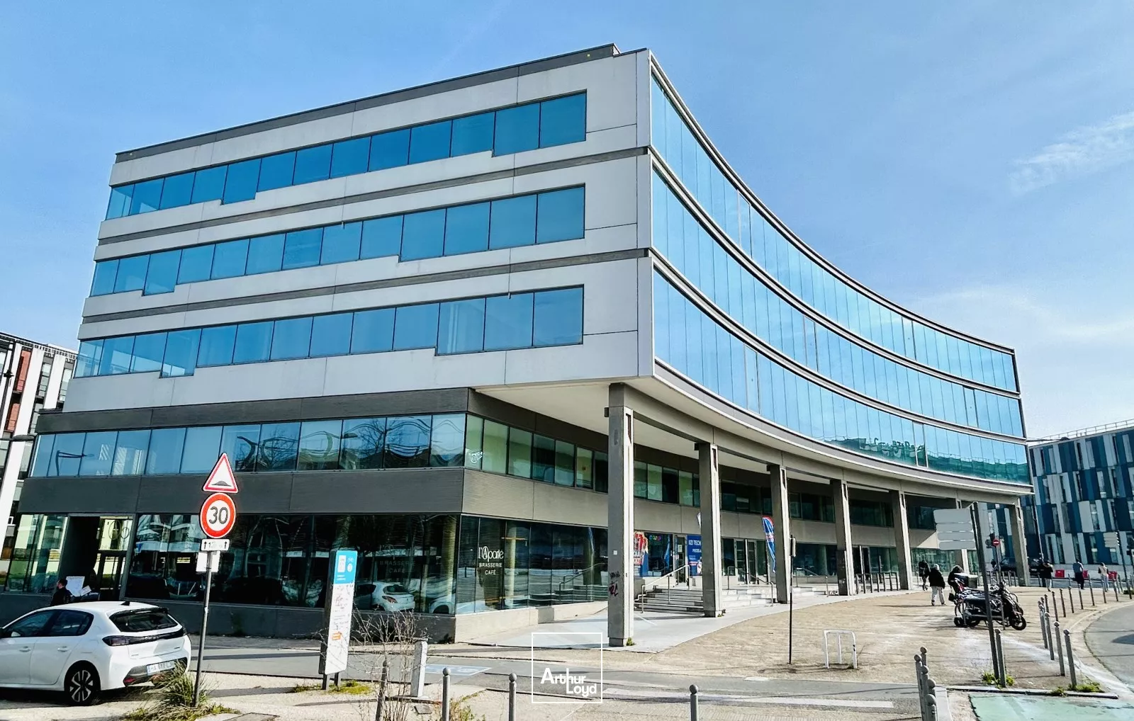 A louer - 4 121 m² de bureaux aux normes ERP 2ème catégorie type R - Immeuble LE CINQ - Bordeaux Place Ravezies