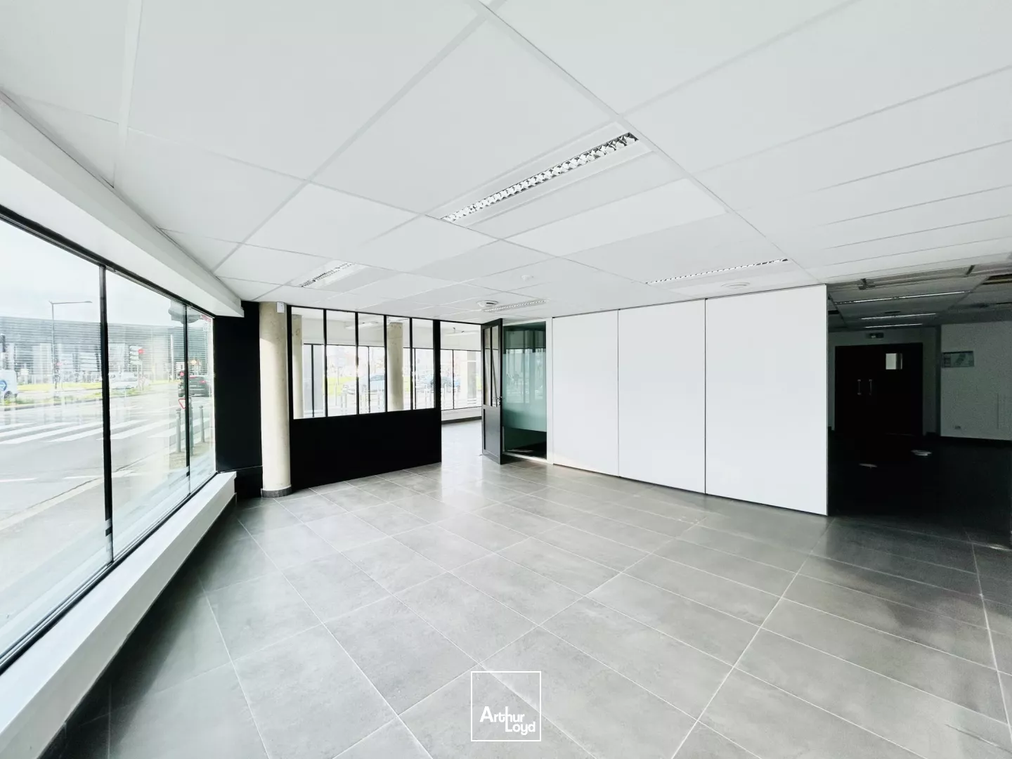 A louer - 4 121 m² de bureaux aux normes ERP 2ème catégorie type R - Immeuble LE CINQ - Bordeaux Place Ravezies