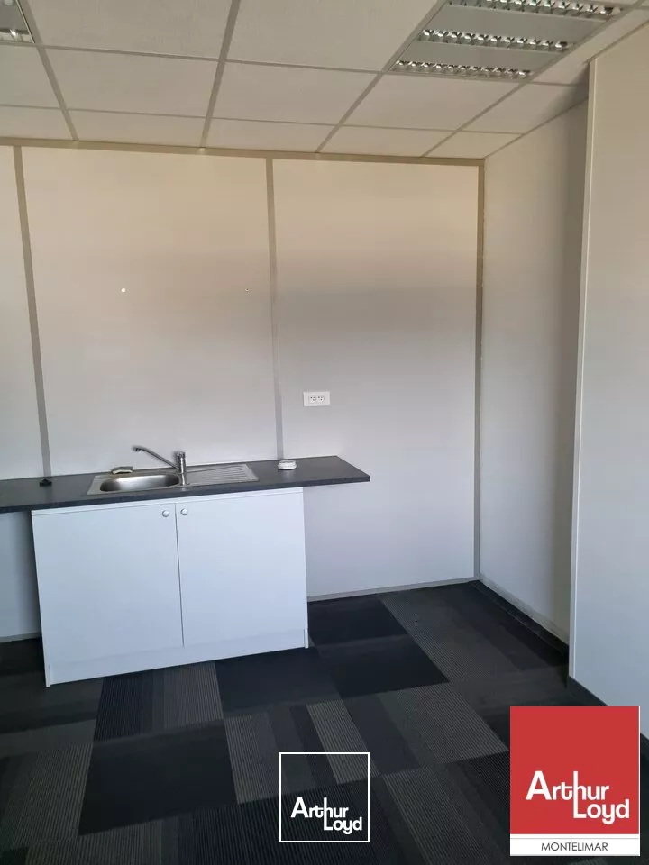 PIERRELATTE - AU COEUR DE LA ZONE INDUSTRIELLE - A LOUER PLATEAU DE BUREAU DE 130 m²